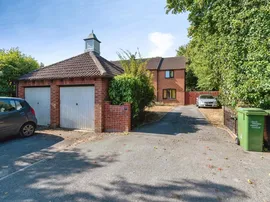 Hollybush Close, Chippenham photo