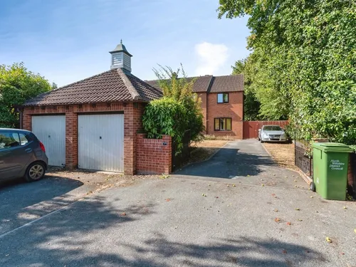 Hollybush Close, Chippenhamphoto