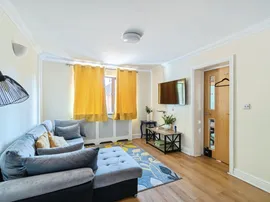 Hollybush Close, Chippenham thumb 2