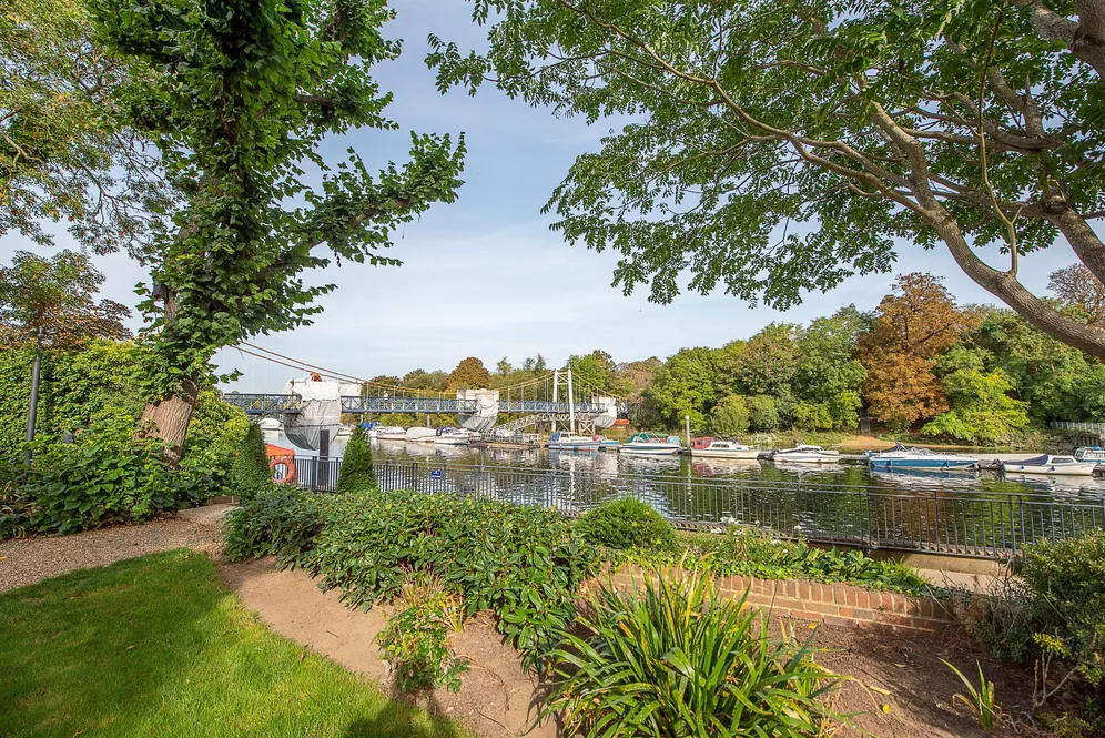 Broom Road, Teddington, TW11 photo 4
