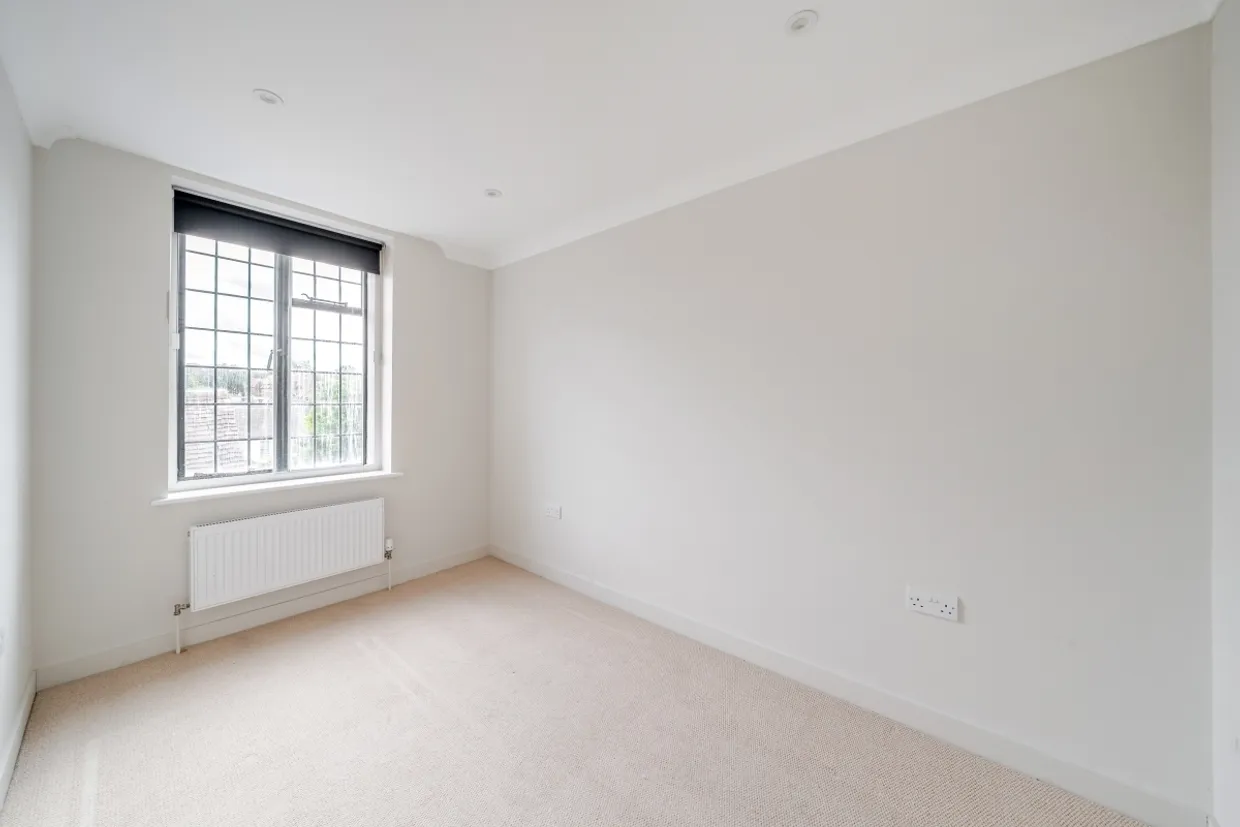 Lammas Lane, Esher KT10 photo 12