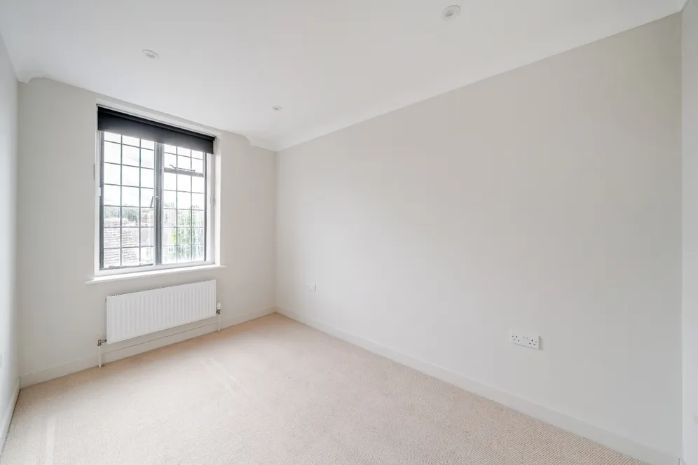 Lammas Lane, Esher KT10 photo 12