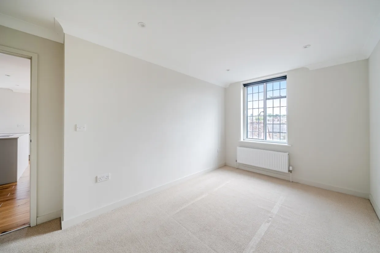 Lammas Lane, Esher KT10 photo 13
