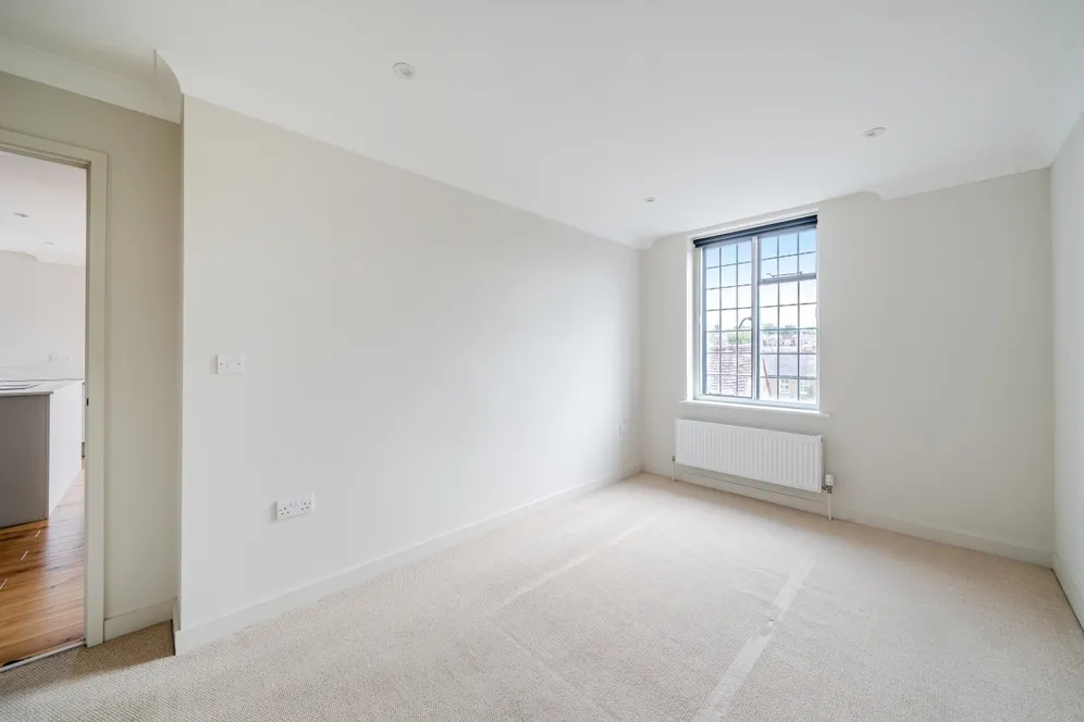 Lammas Lane, Esher KT10 photo 13