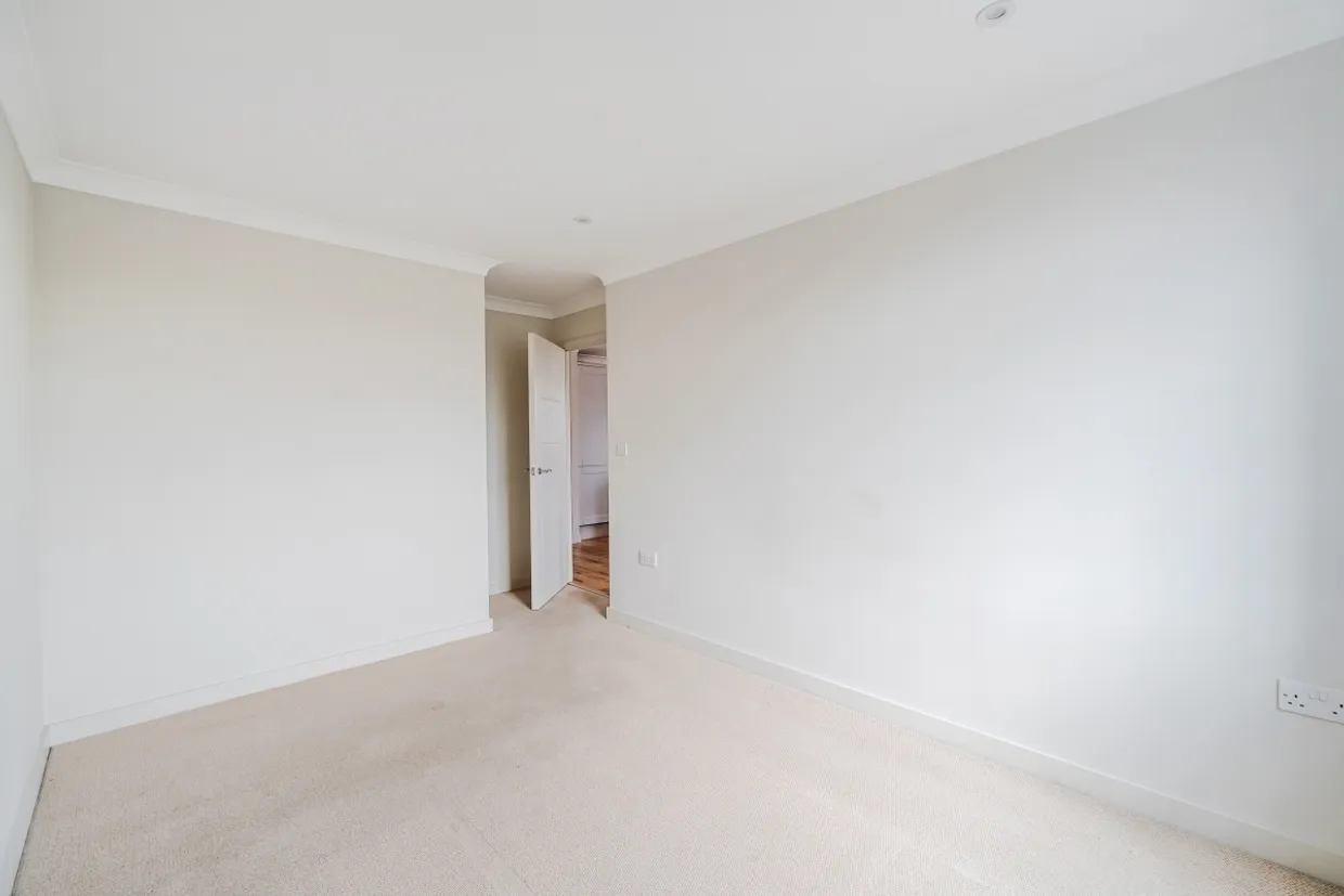 Lammas Lane, Esher KT10 photo 14