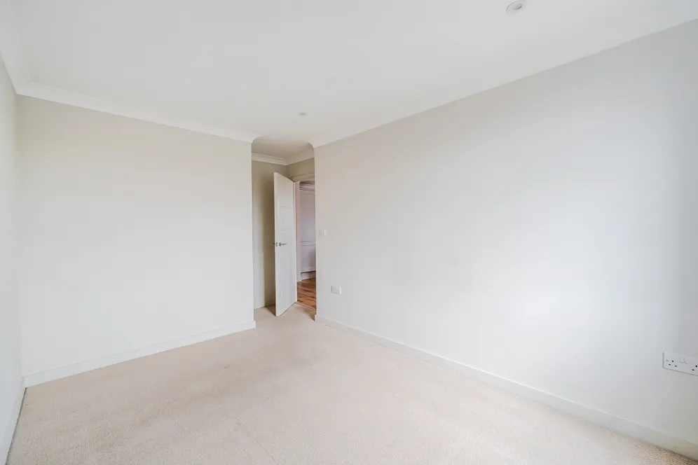 Lammas Lane, Esher KT10 photo 14
