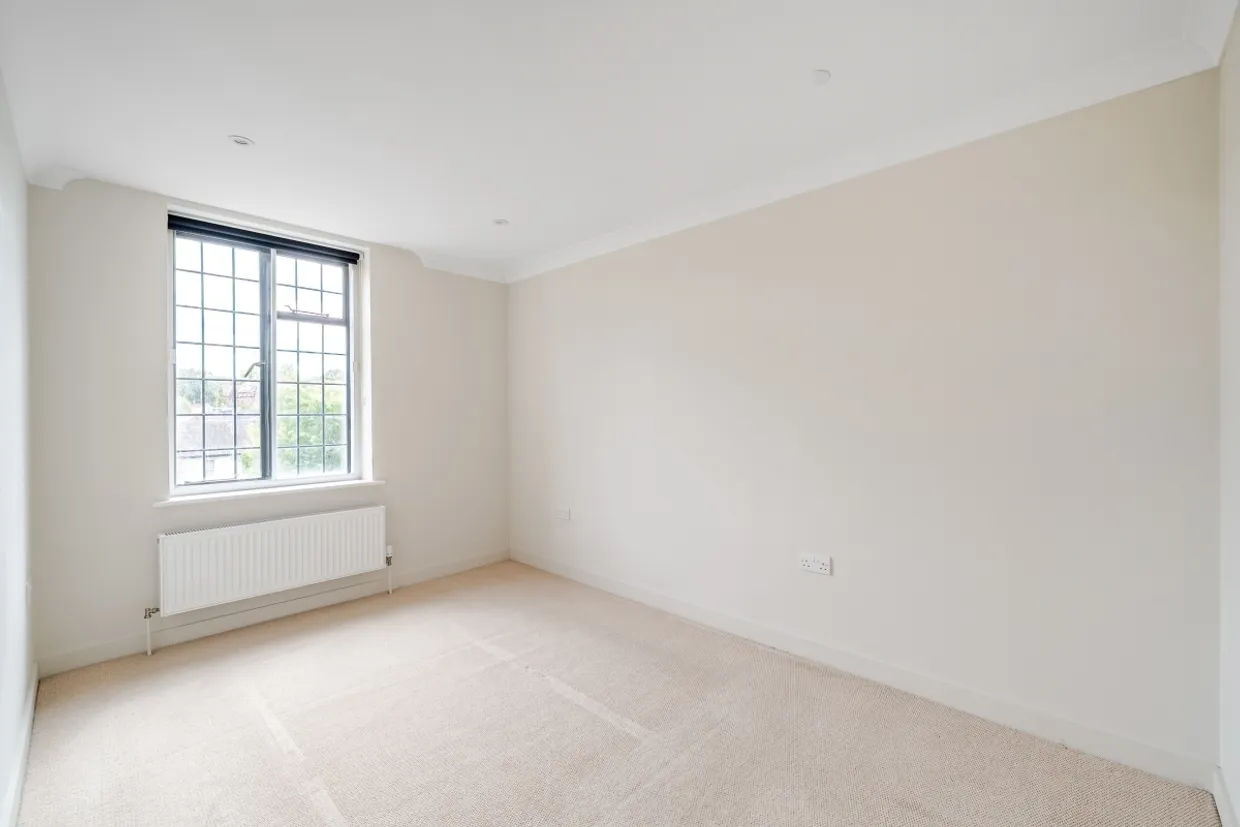 Lammas Lane, Esher KT10 photo 15