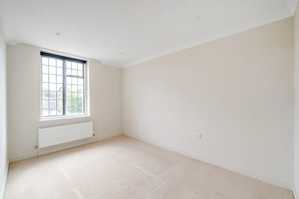 Lammas Lane, Esher KT10 photo 15