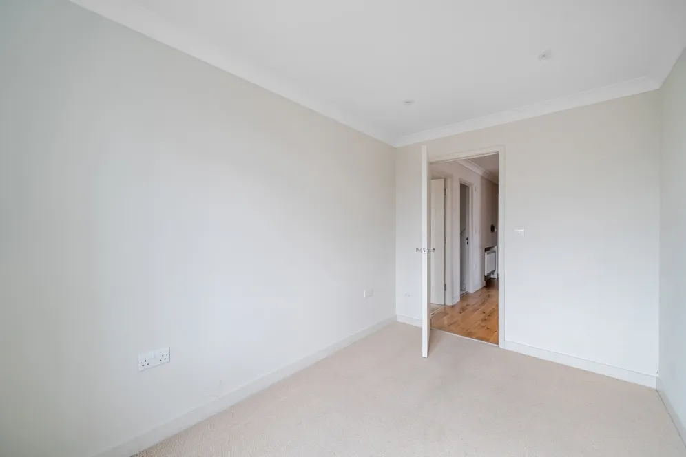 Lammas Lane, Esher KT10 photo 16
