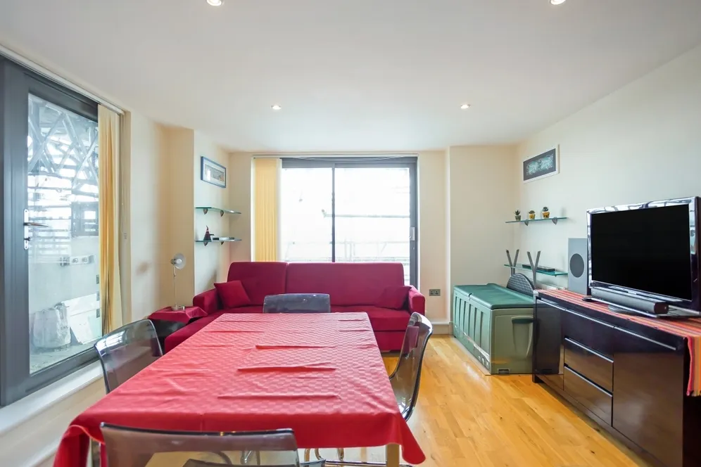 Chrisp Street, E14 photo 8