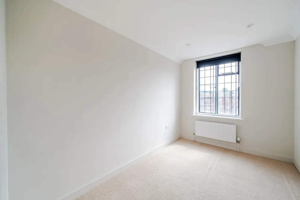 Lammas Lane, Esher KT10 photo 17