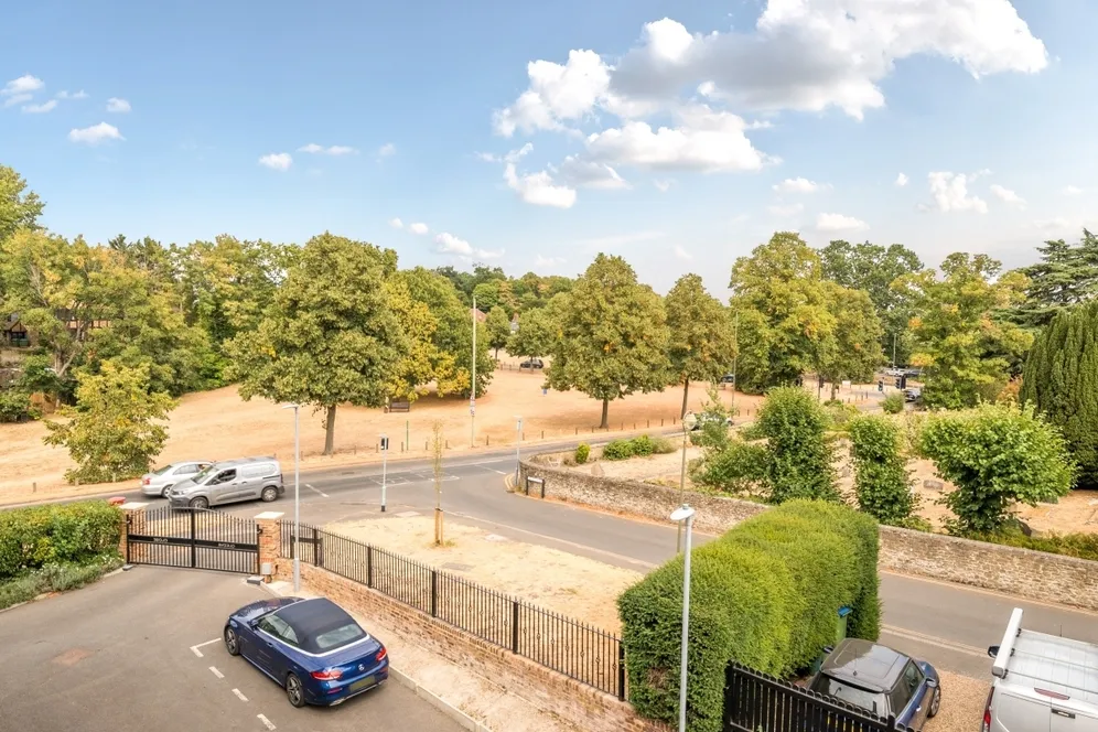 Lammas Lane, Esher KT10 photo 18