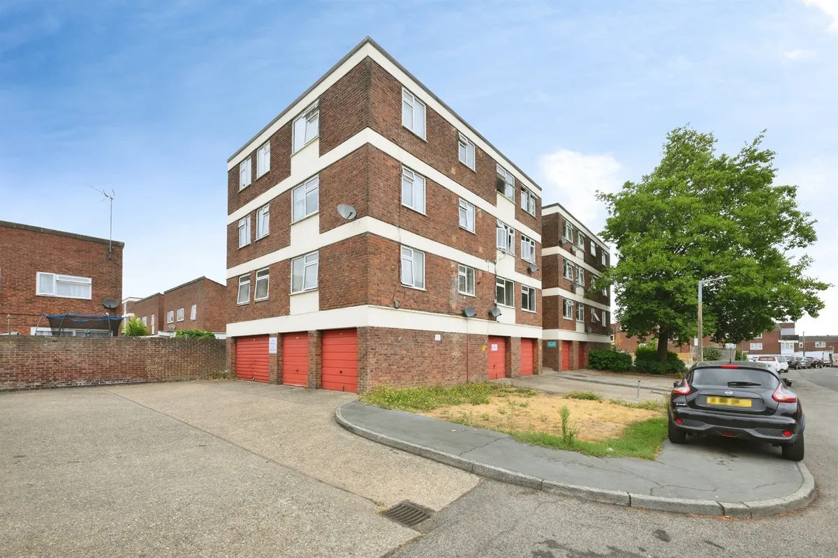 Long Banks, HARLOW