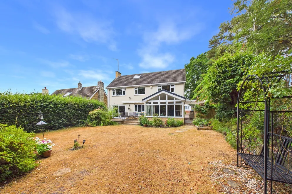 Property carousel item 4