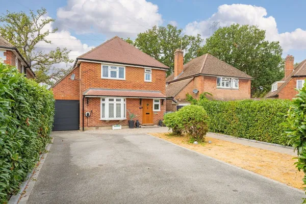 Queens Avenue, West Byfleet, KT14 photo 1