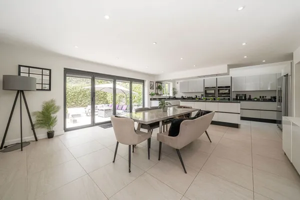 Queens Avenue, West Byfleet, KT14 photo 2