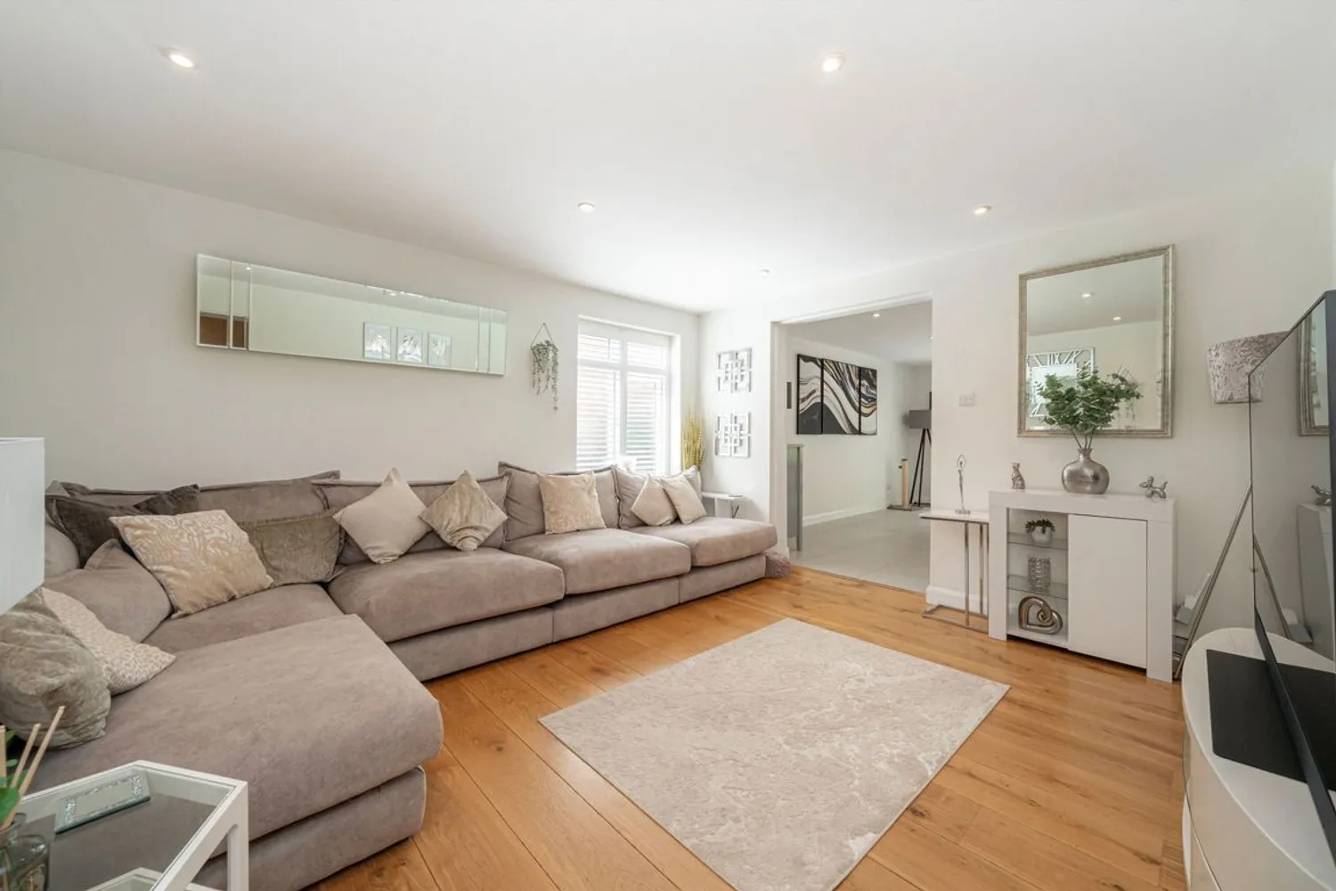 Queens Avenue, West Byfleet, KT14 photo 3