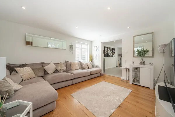 Queens Avenue, West Byfleet, KT14 photo 3