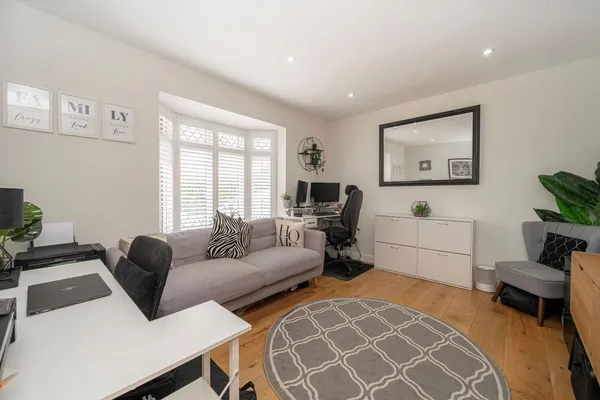 Queens Avenue, West Byfleet, KT14 photo 5