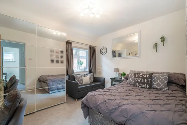 Queens Avenue, West Byfleet, KT14 photo 9