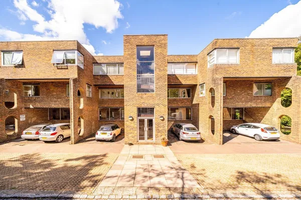 Stroudwater Park, Weybridge, KT13 photo 1
