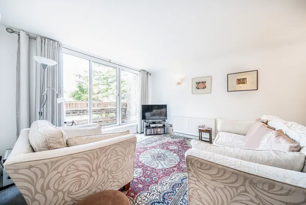 Stroudwater Park, Weybridge, KT13 photo 2
