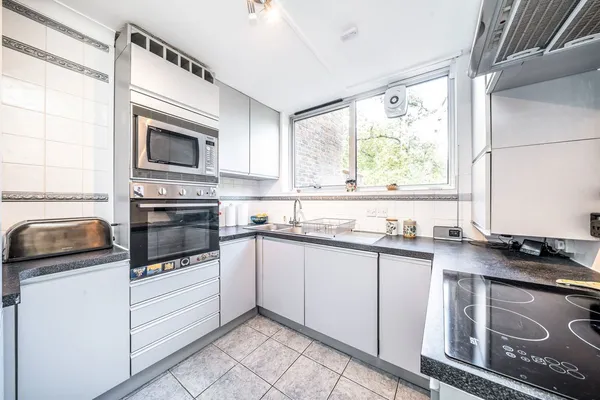 Stroudwater Park, Weybridge, KT13 photo 3