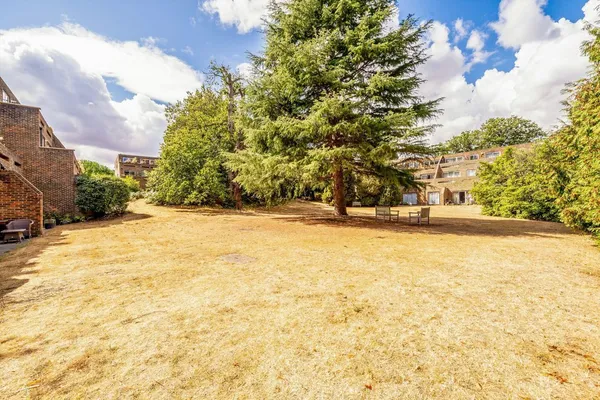 Stroudwater Park, Weybridge, KT13 photo 8