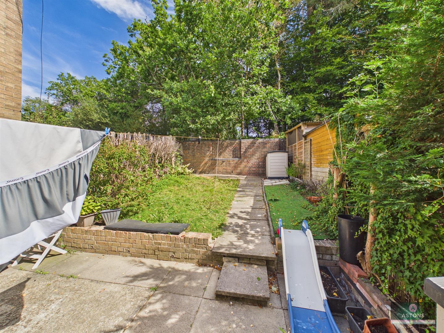 Harvey Close, Broadfield Image 3