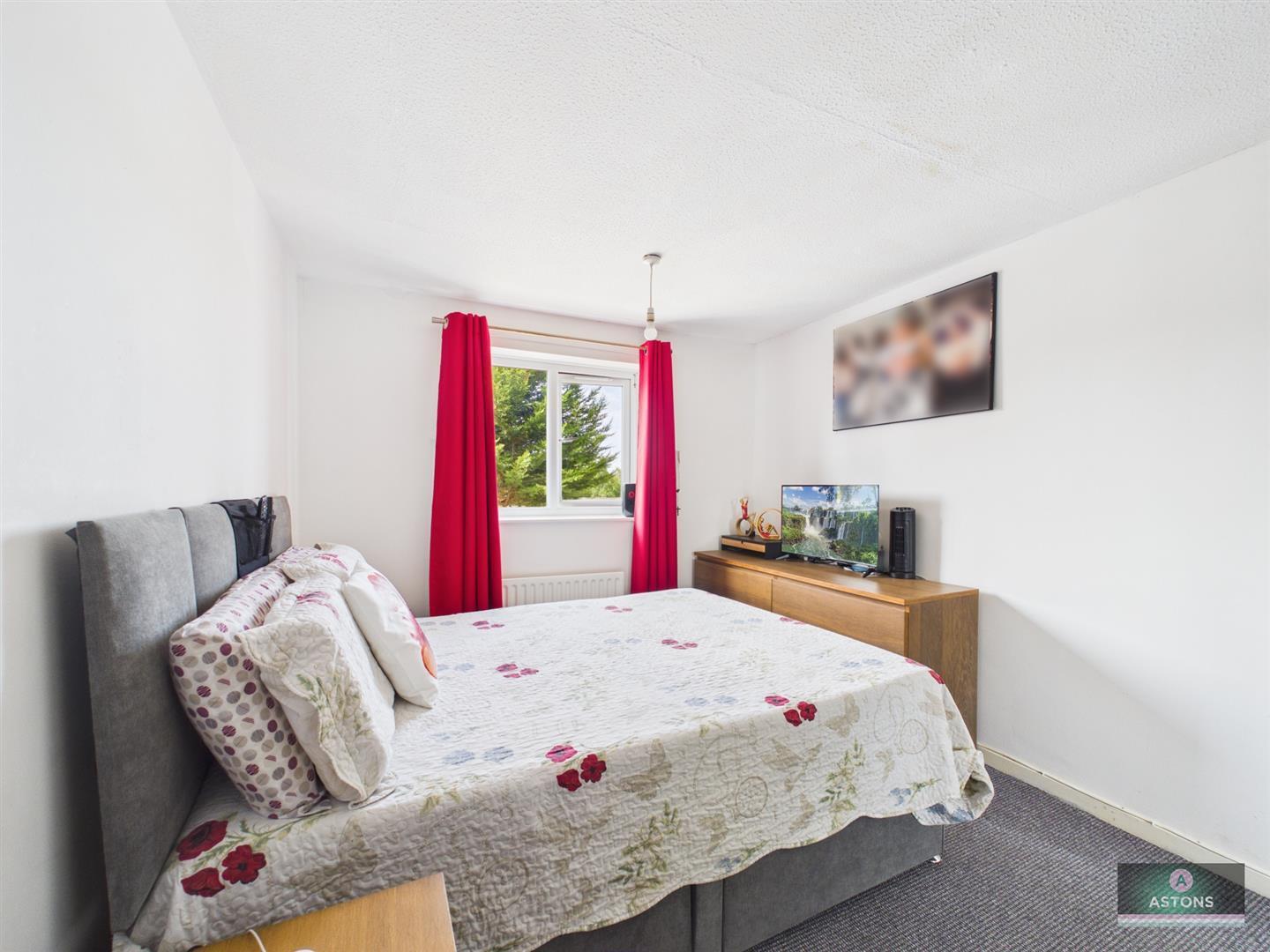 Harvey Close, Broadfield Image 8