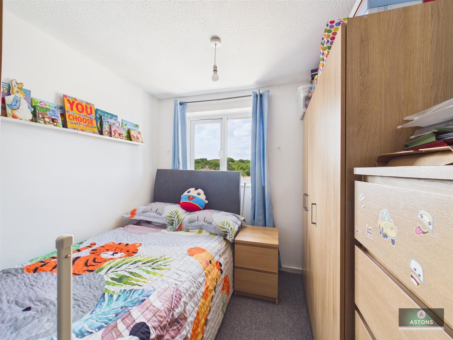 Harvey Close, Broadfield Image 9
