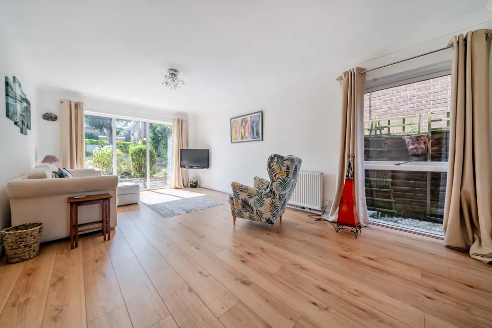 Priorsfield, Marlborough, SN8 photo 7