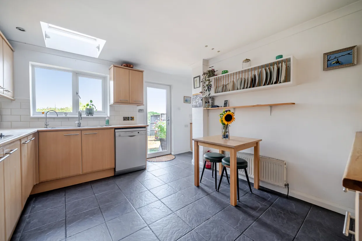 Priorsfield, Marlborough, SN8 photo 8