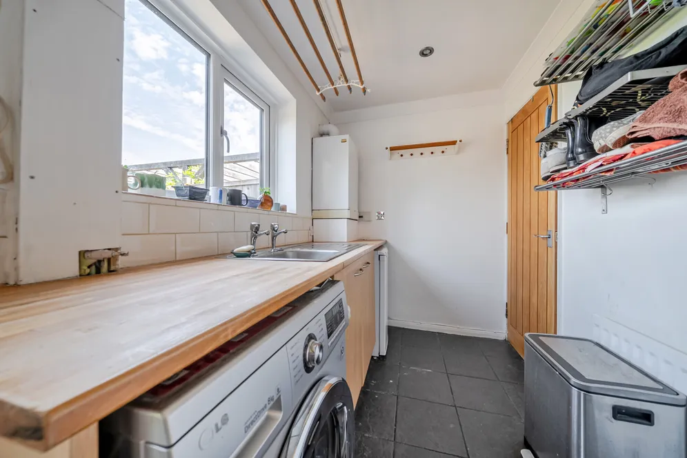 Priorsfield, Marlborough, SN8 photo 9