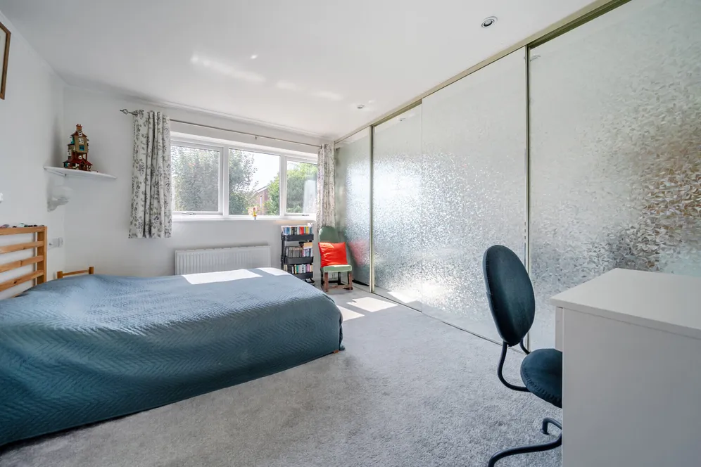 Priorsfield, Marlborough, SN8 photo 12