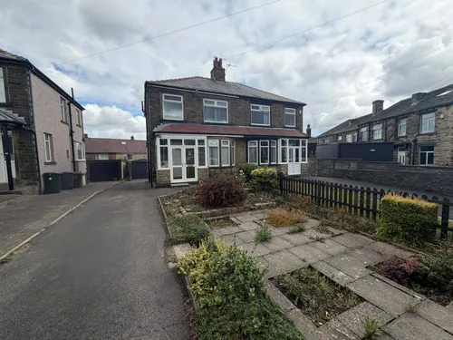 Briggs Avenue, BRADFORDphoto
