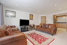 Shoppenhangers Road Maidenhead SL6 photo 3