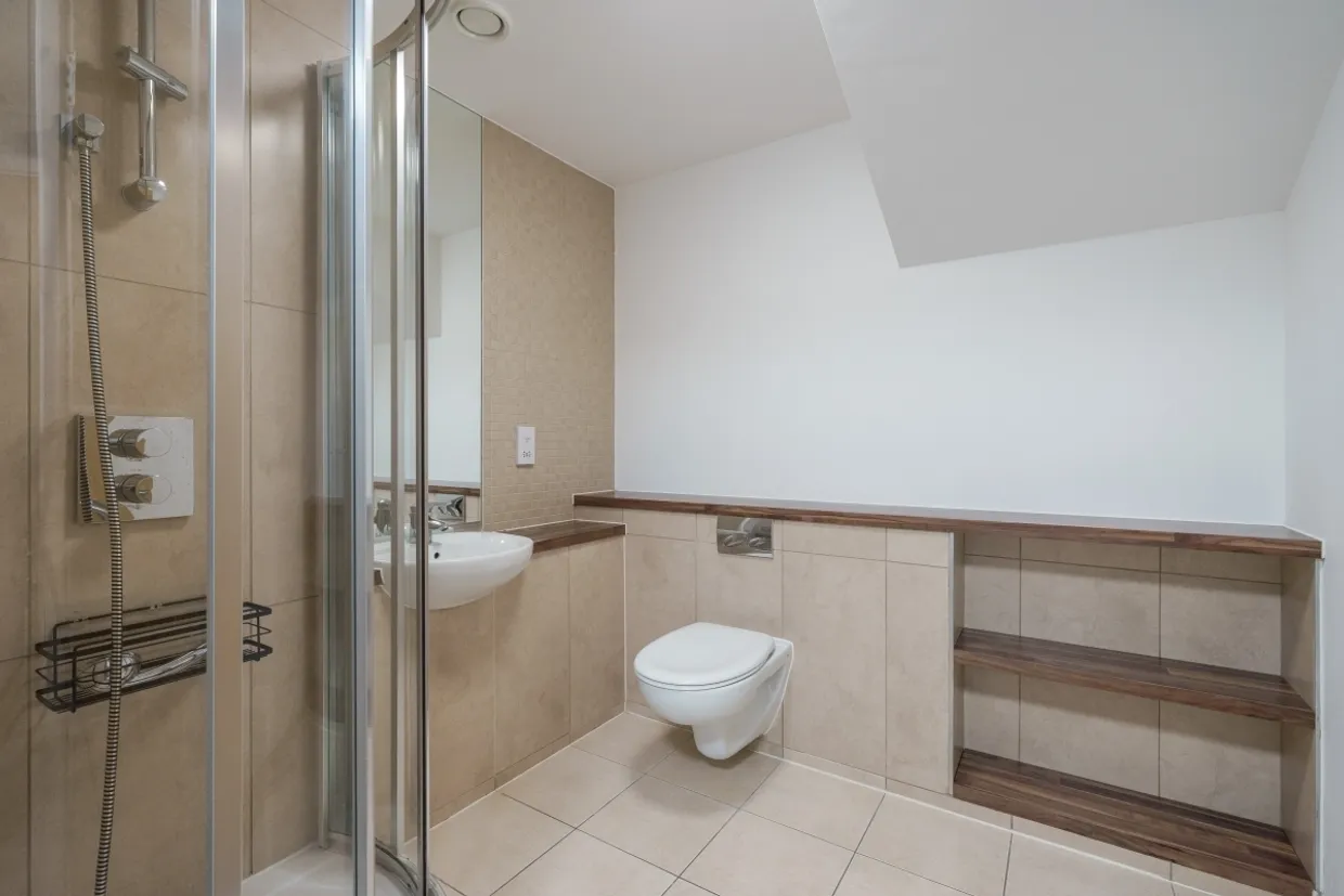 Lakeside Way Wembley HA9 photo 8