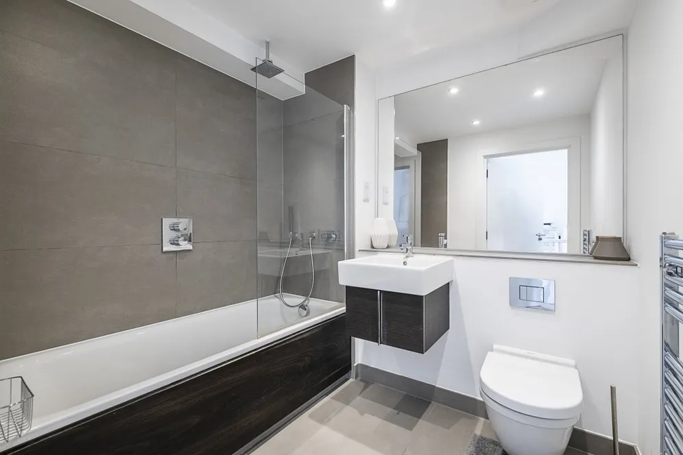 Clyde Square, E14 photo 8