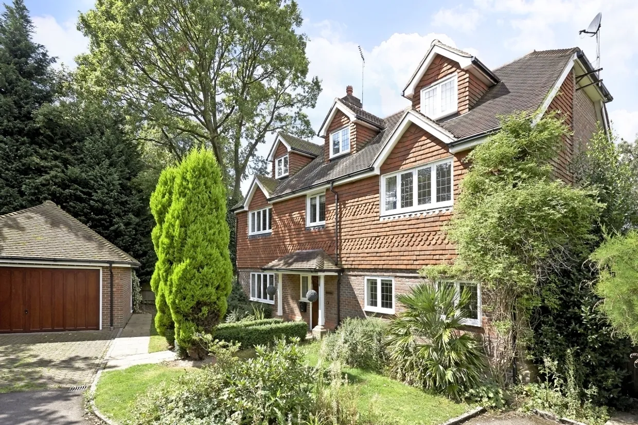 Caerleon Close, Claygate KT10 photo 1