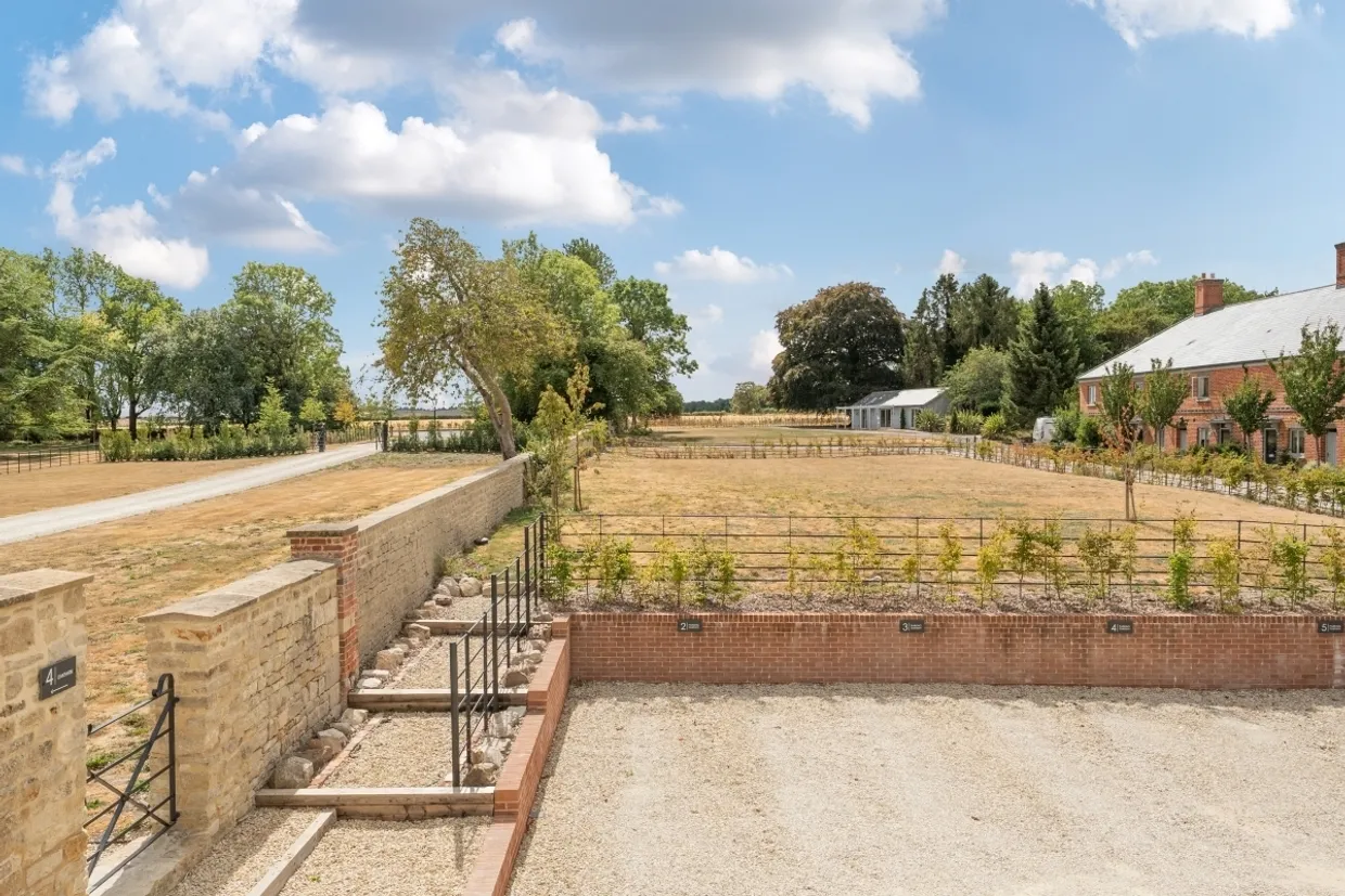 Oak Farm Park Lane SN4 photo 9