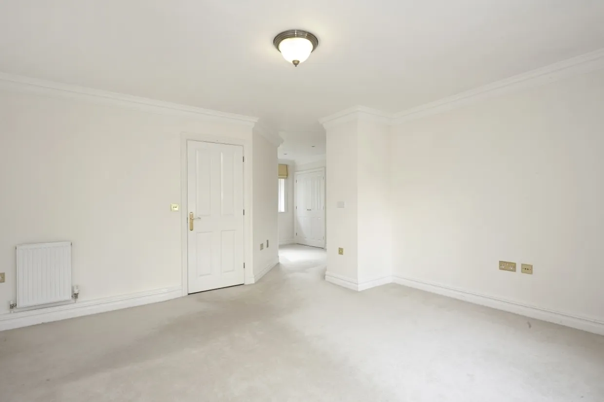 Caerleon Close, Claygate KT10 photo 9