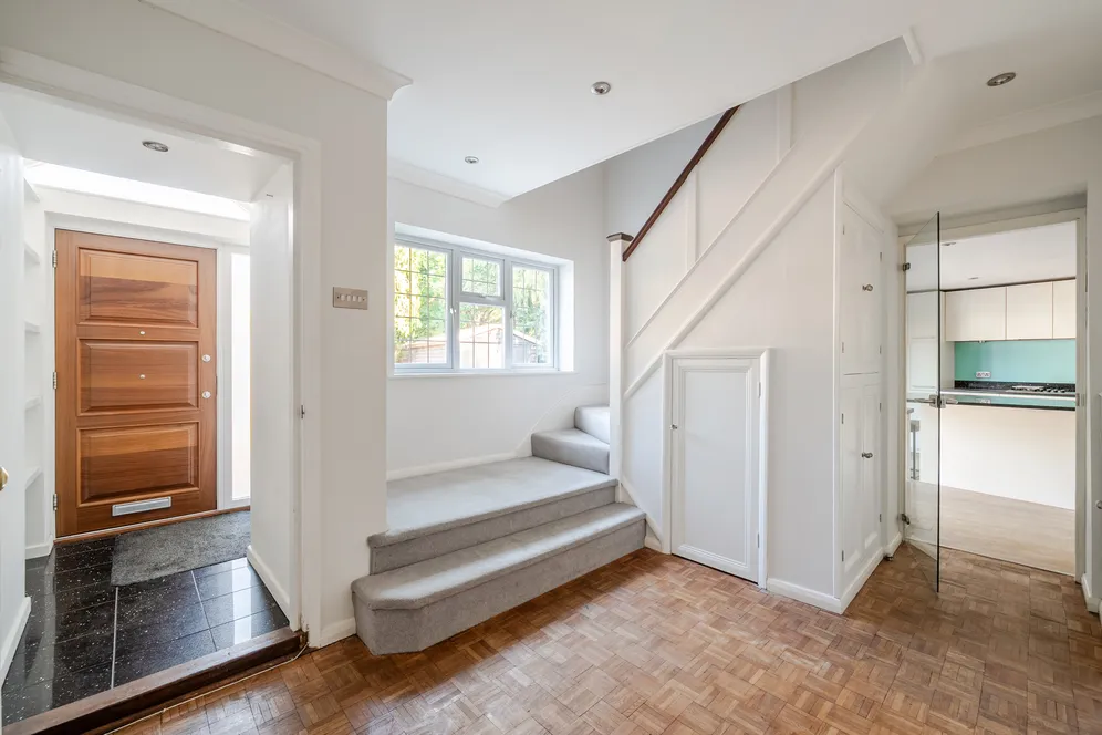 Brooklands Road, Weybridge, KT13 photo 2