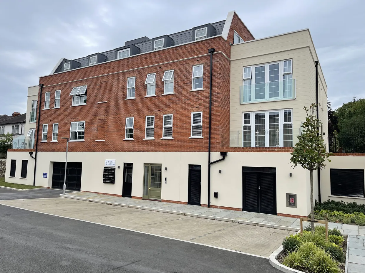 Jubilee Gardens, Weybridge, KT13 photo 2