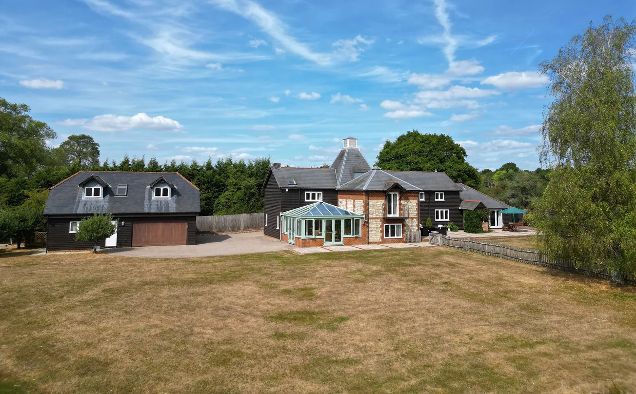 Frith End, Nr Farnham, GU35 photo 1