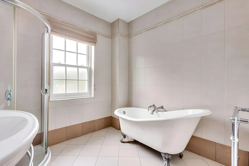 Kings Warren, Leatherhead, KT22 photo 11