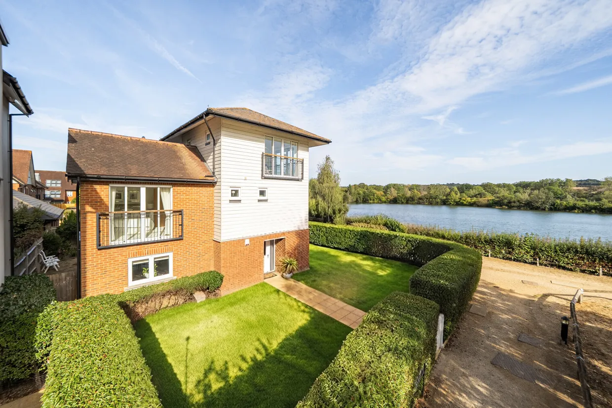 Lilley Mead, Redhill, RH1 photo 1
