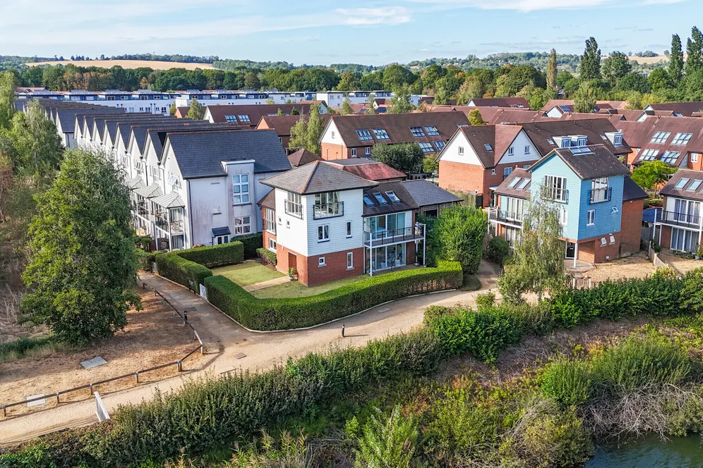 Lilley Mead, Redhill, RH1 photo 9