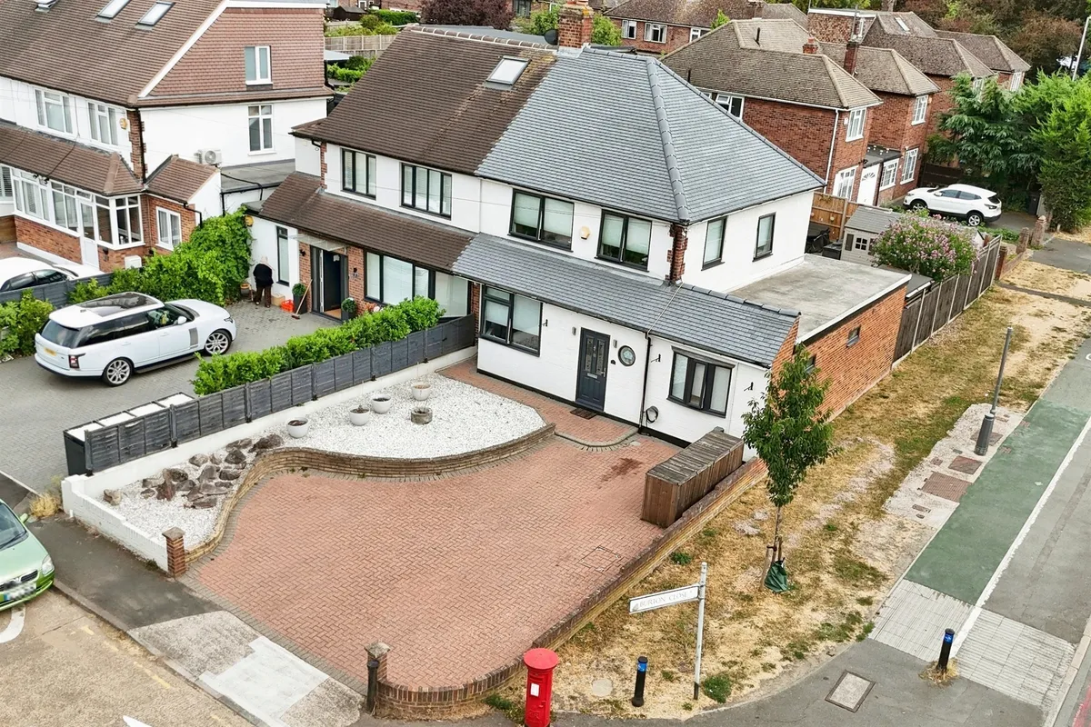 Burton Close, Chessington