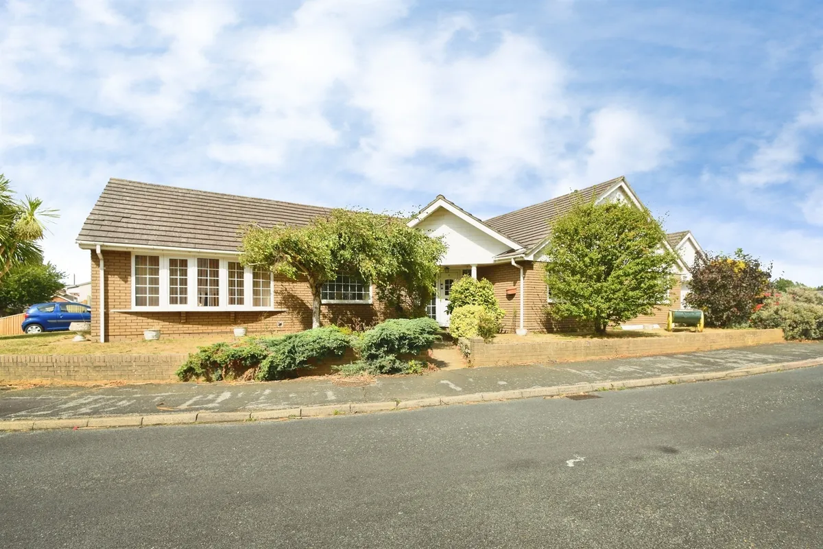 Mount Caburn Crescent., Peacehaven